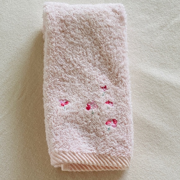 Set of 4 I Embroidered Turkish Fingertip Towels - Picture 2 of 16